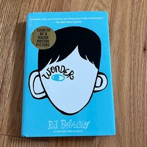 The book ~Wonder~ Like new!! Condition is great!